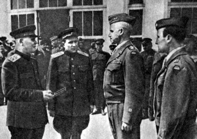 И.С. Конев вручает орден Суворова О. Брэдли. Май 1945 г.