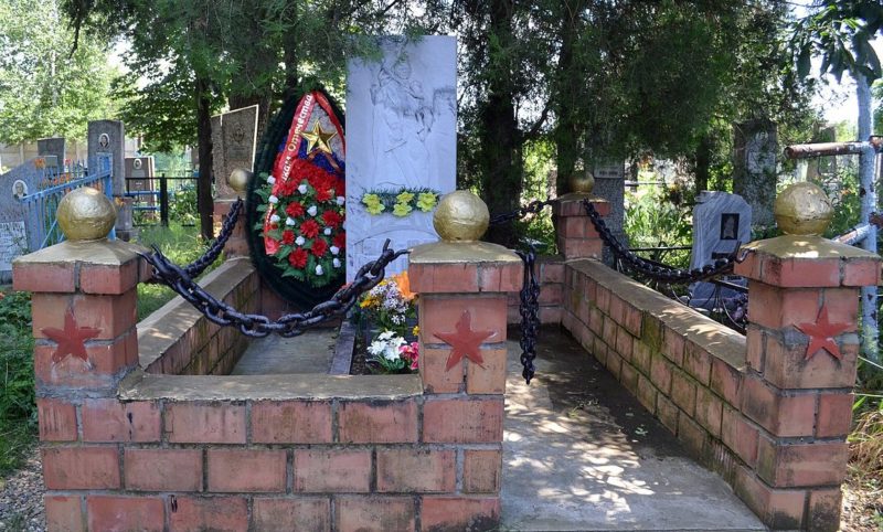 г. Краснодар, х. Новый. Памятник, установленный на братской могиле воинов 9-й горно-стрелковой дивизии Северо-кавказского фронта, погибших 15 февраля 1943 года.