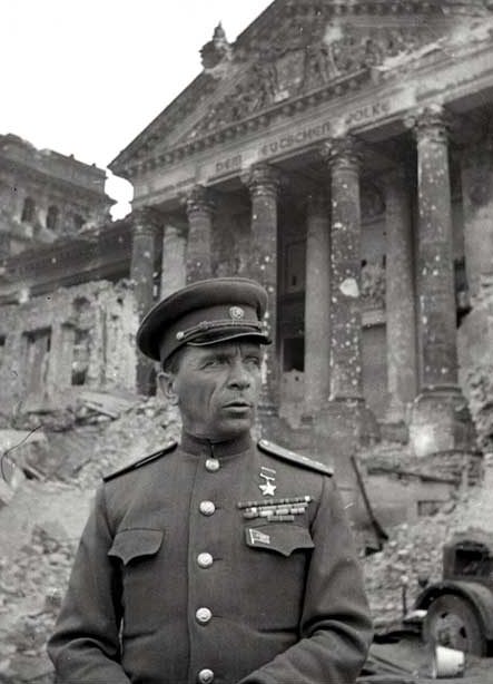 Командующий 65-й армией Батов у поверженного рейхстага. 1945 г.
