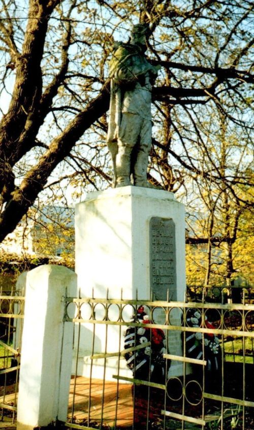 п. Заря Красноармейского р-на. Памятник по улице Красноармейской 15а, установленный на братской могиле советских воинов.