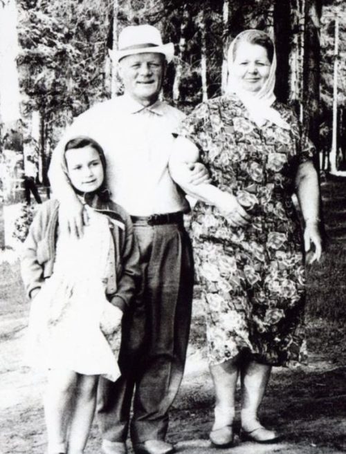 Голиков с женой и внучкой. 1964 г.