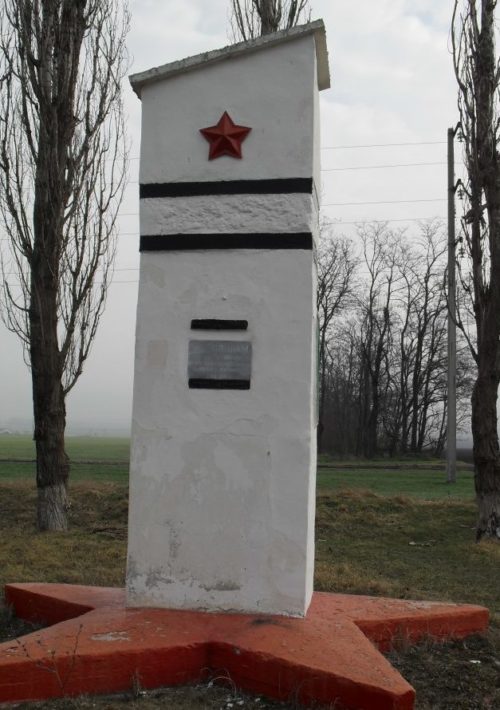 г. Новокубанск. Памятник, установленный на братской могиле, в которой похоронен 31 советский воин.