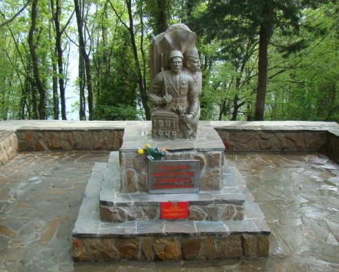 п. Аше округа г. Сочи. Памятник по улице Туристской 11, установленный на братской могиле, в которой похоронено 3 советских воина.