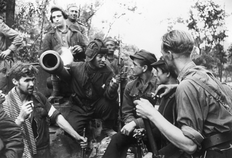 Литовские партизаны в освобожденном Вильнюсе. Июль 1944 г.