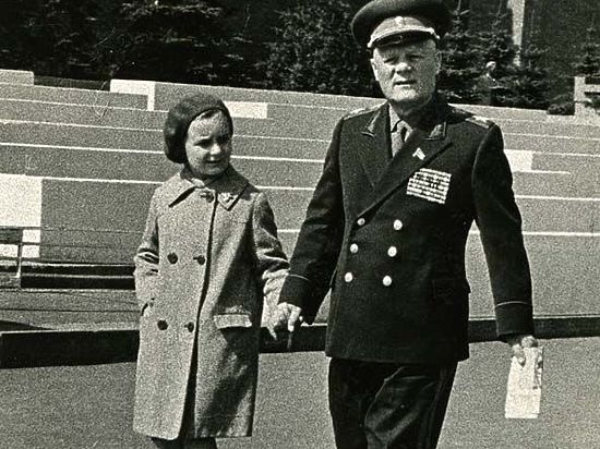 Филипп Иванович с внучкой на Красной площади. 1966 г. 