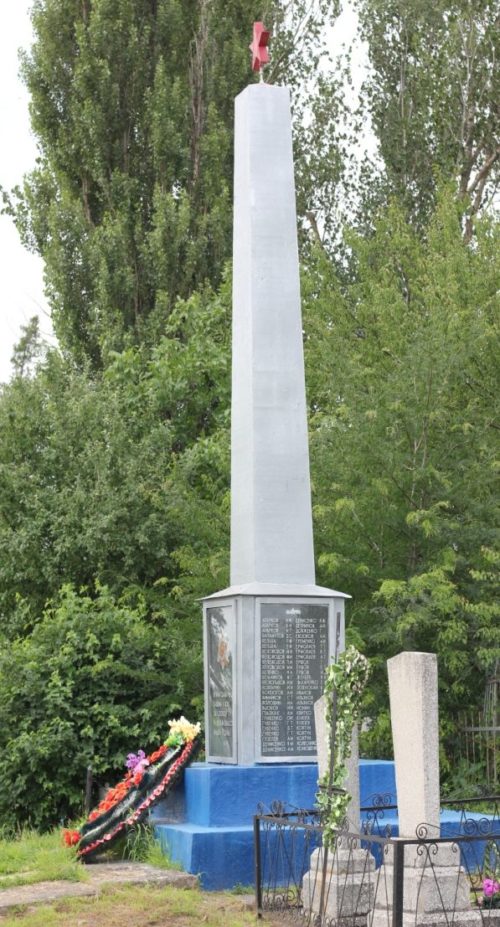 с. Первомайское Выселковского р-на. Памятник на кладбище, установленный на братской могиле советских воинов.