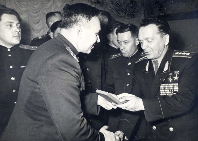Генерал армии Батов награждает офицеров. 1970 г.