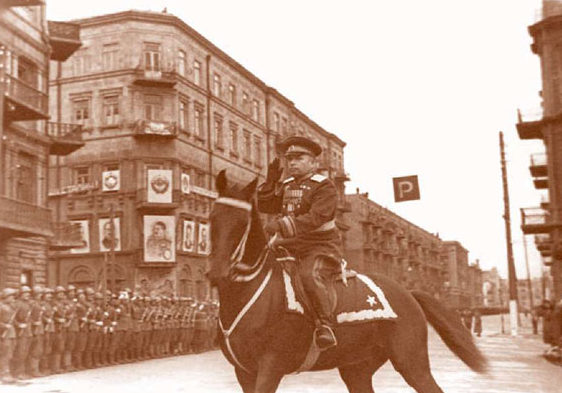 Командующий войсками Бакинского военного округа генерал армии И. И. Масленников принимает парад войск столичного гарнизона. г. Баку, ноябрь 1945 г.