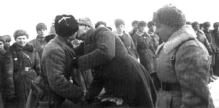 Генерал-лейтенант Власов (справа) вручает орден Ленина Катукову. Западный фронт, январь 1942 г. 
