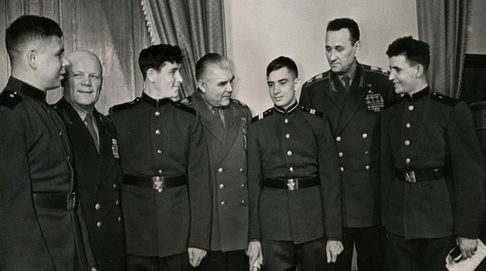 Голиков среди военнослужащих. 1977 г.
