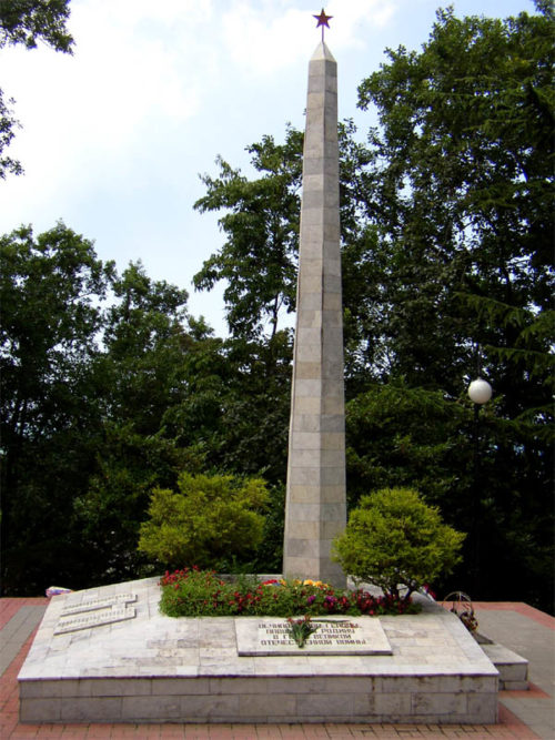 п. Лазаревское округа г. Сочи. Памятник, установленный на братской могиле, в которой похоронено 102 советских воина.