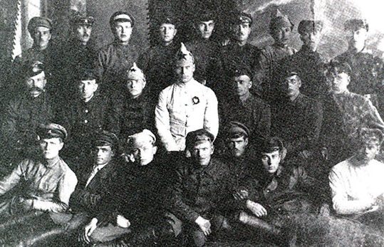 К.А. Мерецков (третий слева во втором ряду) среди красных командиров. Судогда, 1918 г.