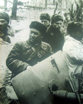 Командир 158-й стрелковой дивизии генерал-майор Зыгин на командном пункте полка. 1941 г.
