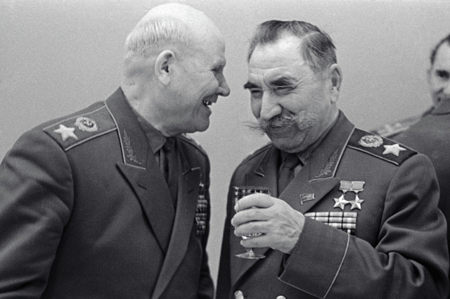 Маршалы Советского Союза Конев и Буденный на встрече ветеранов в Кремле. 1965 г. 