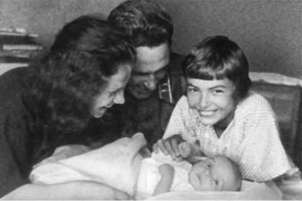 Наталья Ильинична и Николай Эрастович с дочерьми Ларисой и Ириной. 1938 г.