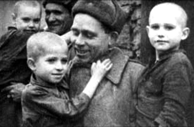 Освобожденные дети из концлагеря Саласпилс. 1944 г. 