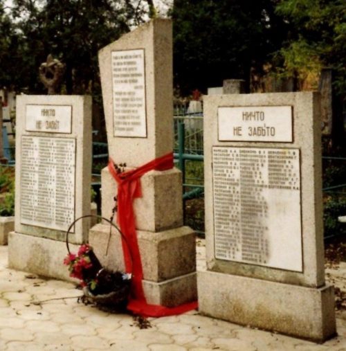 ст-ца. Полтавская Красноармейского р-на. Памятник, установленный на братской могиле советских воинов.