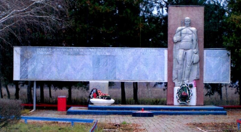 ст-ца. Шкуринская Кущевского р-на. Монумент погибшим односельчанам и могила пограничника Г.С. Хуснутдинова.