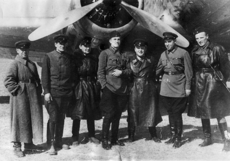 Командир 212-го дальнебомбардировочного полка А. Е. Голованов (крайний справа). Смоленск, весна 1941 г.