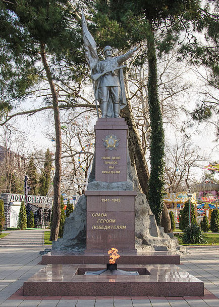г. Геленджик. Памятник погибшим землякам, установленный на улице Революционной. 