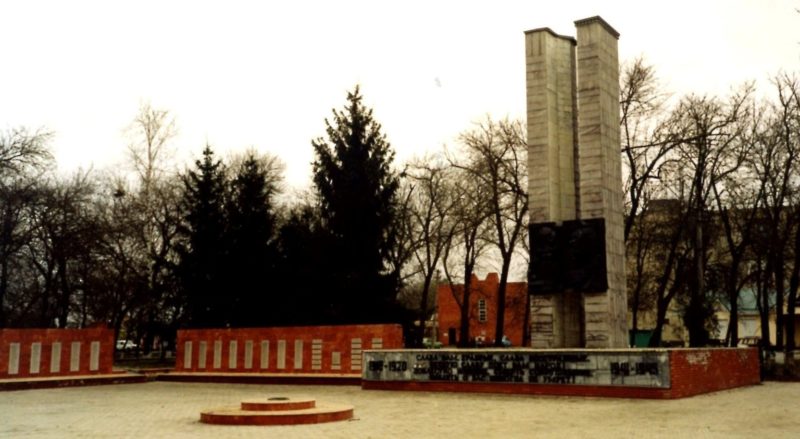 ст-ца. Полтавская Красноармейского р-на. Мемориал, установленный на братской могиле воинов, погибших в годы гражданской и Великой Отечественной войн.