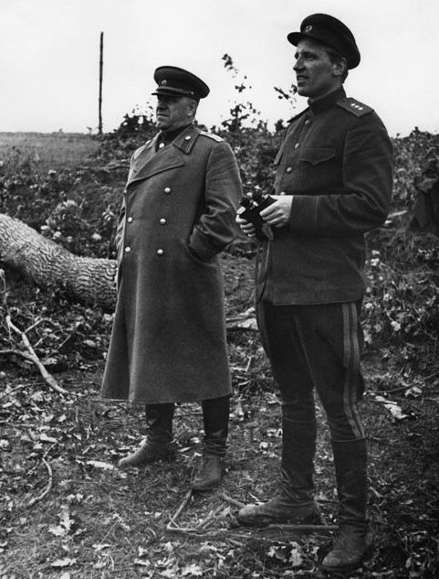 Маршал Г. К. Жуков и командующий Авиацией дальнего действия генерал-полковник А. Е. Голованов. Брянский фронт, июль 1943 г.