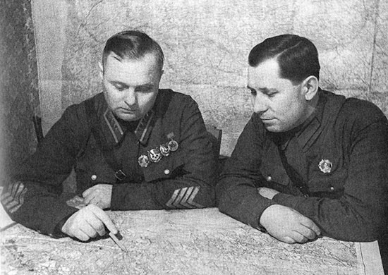 Командующий 7-й армией К.А. Мерецков и член Военного совета Т.Ф. Штыков у карты. Январь 1940 г.
