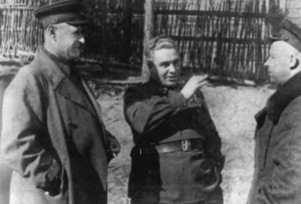 Генерал Берзарин (в центре) на Северо-Западном фронте. 1942 г.