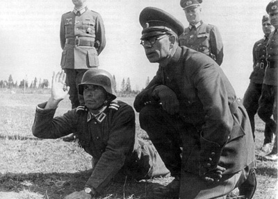 Власов проводит инспекцию одного из русских батальонов. 1943 г. 
