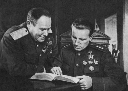 А. Е. Голованов (справа) и Г. Г. Гурьянов. 1943 г. 
