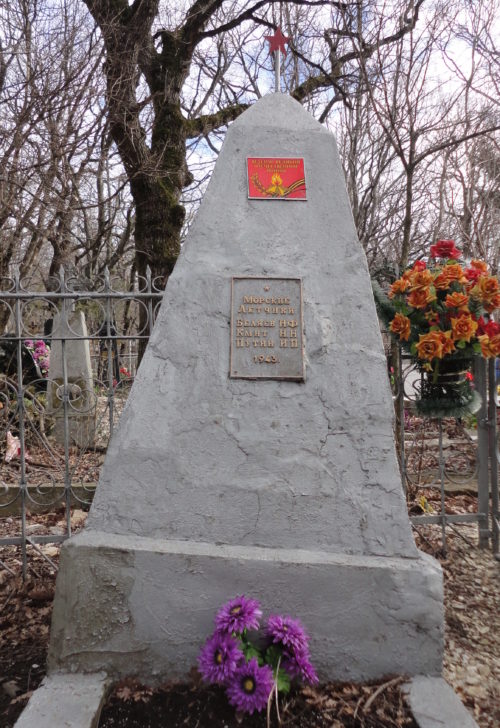 г. Геленджик. Памятник на старом кладбище, установленный на братской могиле, в которой похоронено 3 морских летчика.