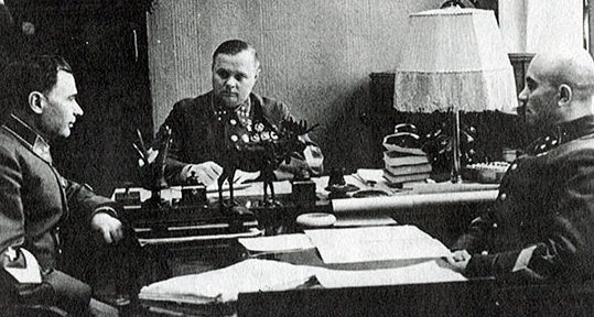 Генерал армии К.А. Мерецков, генерал-лейтенант М.А. Кирпонос (слева) и генерал-лейтенант М.А. Парсегов. Декабрь 1940 г.