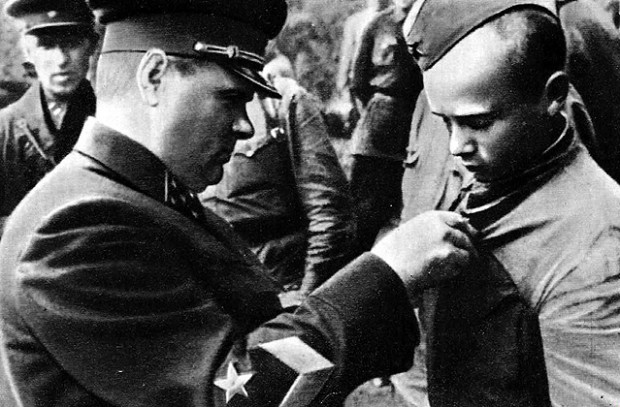 Командующий Волховским фронтом Мерецков награждает красноармейца. 1942 г. 