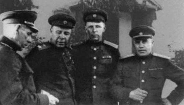 Маршал С. К. Тимошенко (второй слева) и генерал Н. Э. Берзарин (крайний справа) в освобожденном Кишиневе. Август 1944 г. 