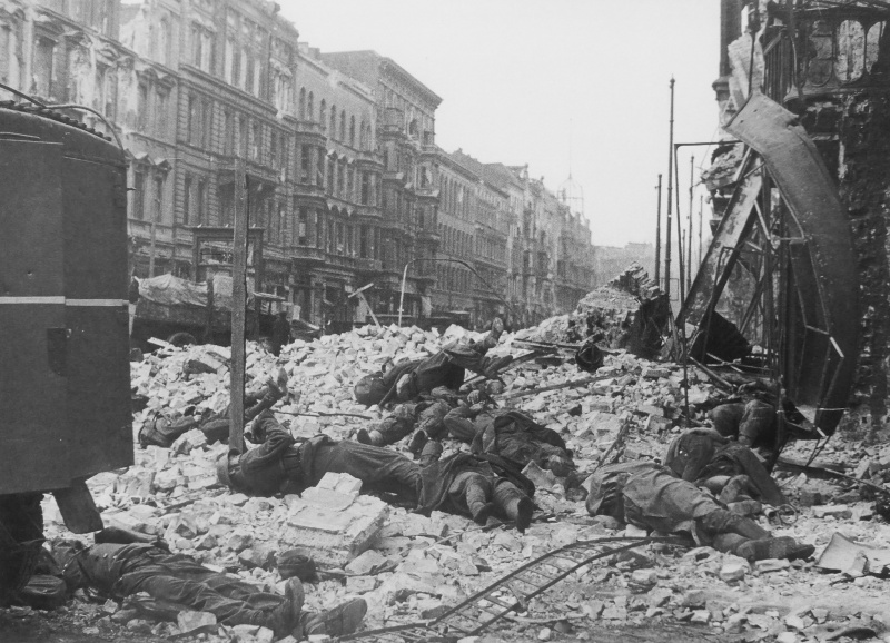 Тела убитых немецких солдат на улицах города. Май 1945 г. 