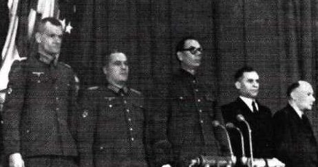 Слева направо: генералы Ф.И Трухин, Г.Н. Жиленков, А.А. Власов, В.Ф. Малышкин и Д.Е. Закупный во время подписания манифеста КОНР. Прага, ноябрь 1944 г.