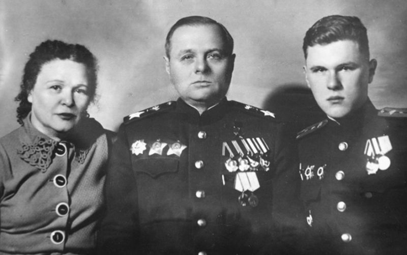 Мерецков с женой и сыном. 1948 г.