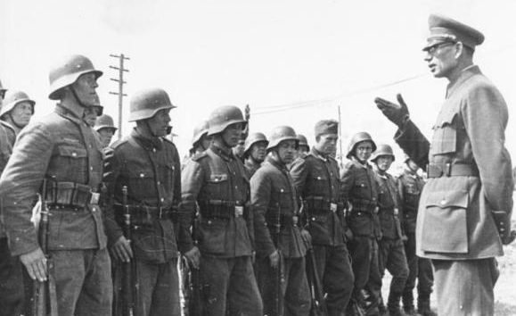 Власов с солдатами РОА. 1944 г. 