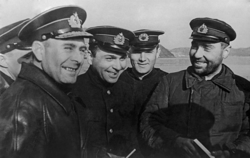 Адмирал Головко с членами экипажа подводной лодки К-21. Август 1942 г. 