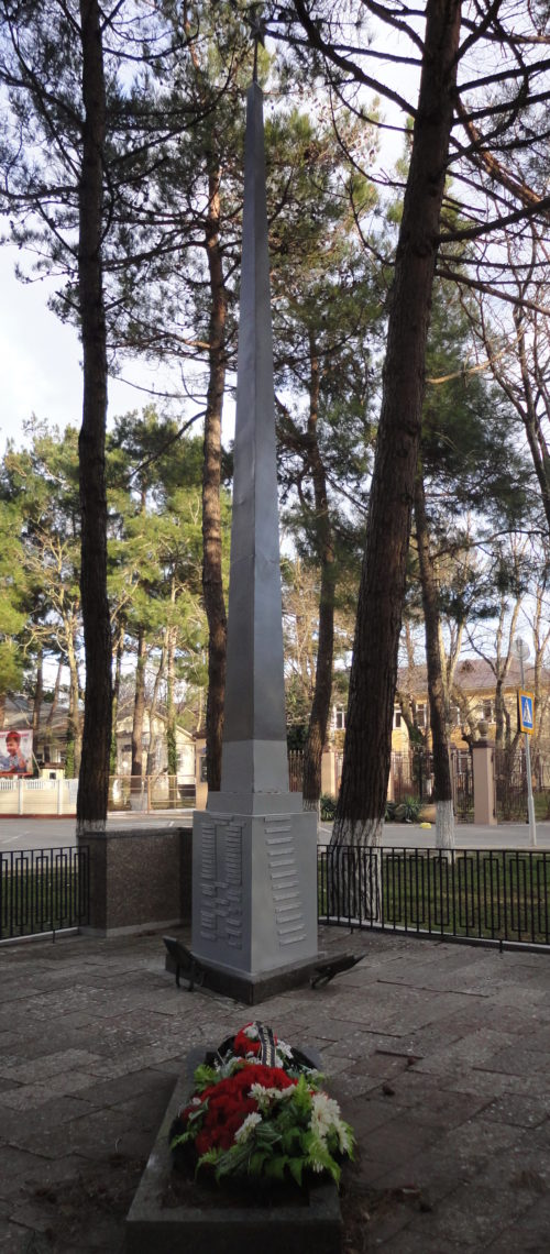 с. Кабардинка Геленджикский округ. Памятник по улице Мира, установленный на братской могиле, в которой похоронено 38 советских воинов.