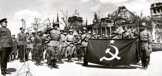 Берзарин отправляет одно из «знамен победы» в Москву. Май 1945 г. 