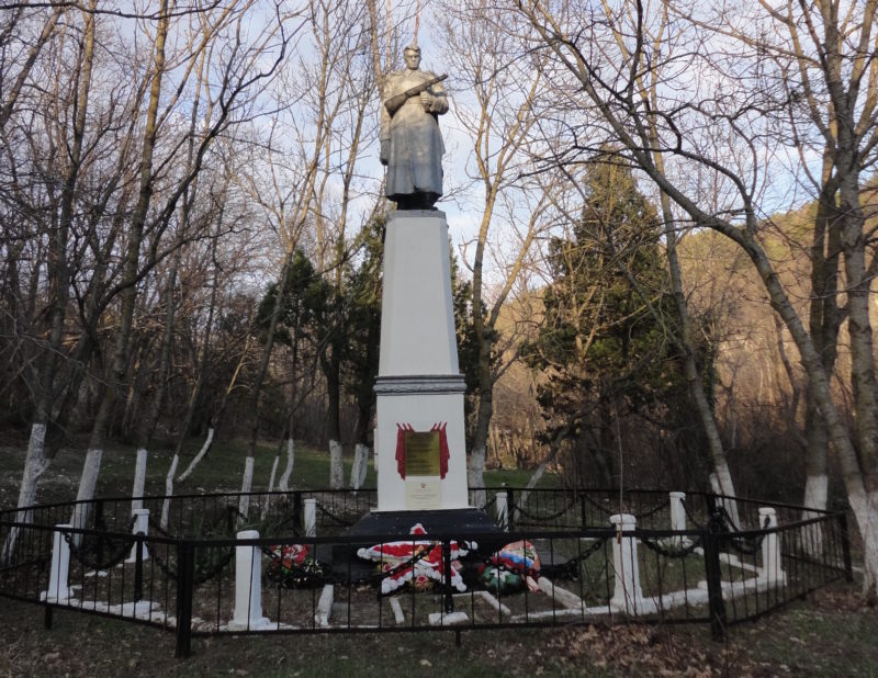 с. Кабардинка Геленджикский округ. Памятник, установленный на братской могиле, в которой похоронено 7 советских воинов.
