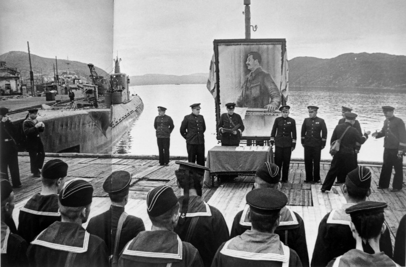Вице-адмирал Головко награждает личный состав подводной лодки К-1 в Полярном. Июль 1942 г. 