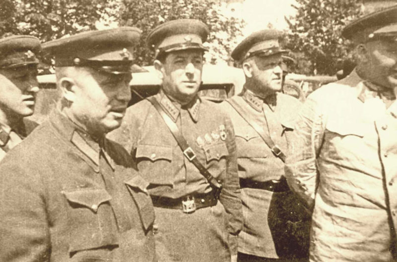 Никита Хрущев и Лев Мехлис в Бессарабии. 1940 г.
