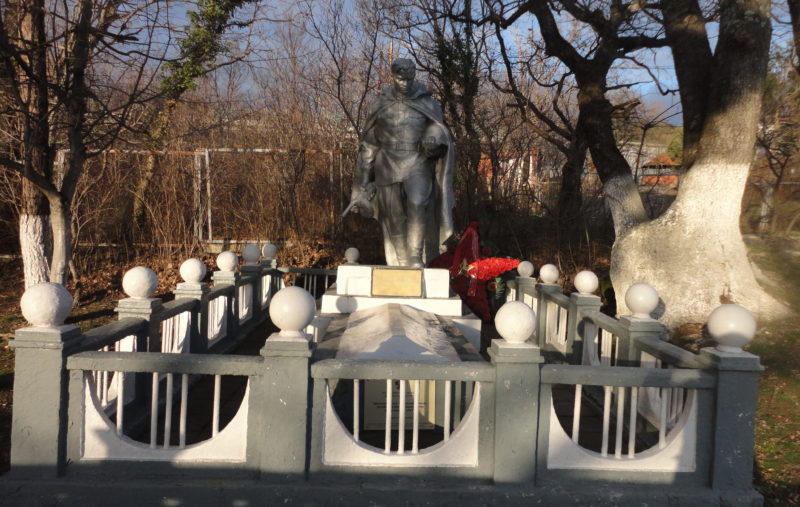 с. Кабардинка Геленджикский округ. Памятник, установленный на братской могиле, в которой похоронено 3 советских воина.
