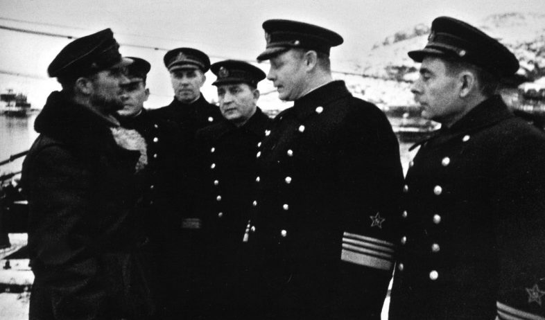 Адмирал Кузнецов и вице-адмирал Головко беседуют с командиром подводной лодки Щ-403 капитан-лейтенантом Шуйским. Декабрь 1942 г. 