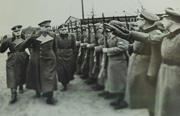 Власов вместе с немецкими офицерами принимает парад частей РОА. 1945 г. 