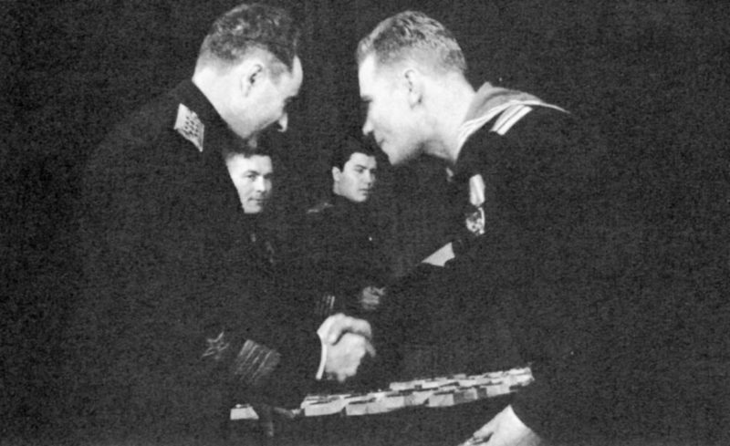 Командующий Северным флотом А. Г. Головко вручает награды морякам-североморцам. 1943 г.