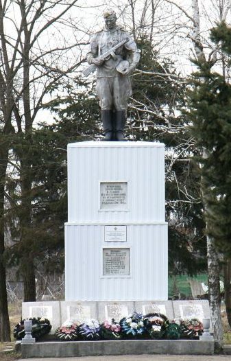 п. Кубанский Новопокровского р-на. Памятник, установленный на братской могиле, в которой похоронено 8 советских воинов. 