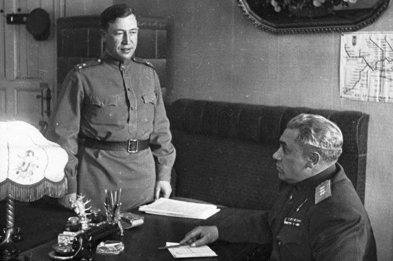 Берзарин в берлинском кабинете. Май 1945 г.